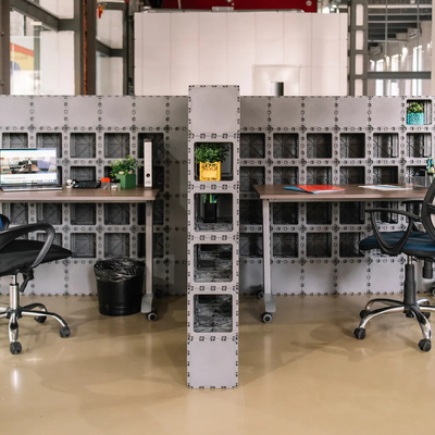 Cubik T-layout workstations in an open office