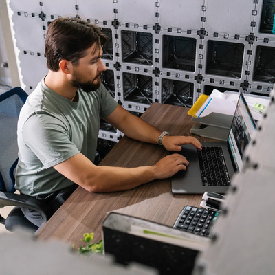 Man working at a Cubik office desk