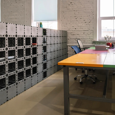 Cubik partition beside a meeting table